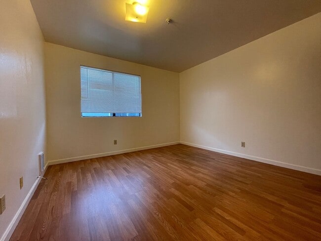 Photo - A bright and clean 2-bed, 1-bath apartment located in the convenient and vibrant Laurel District. Unidad Apt 8