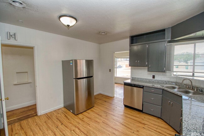 Photo - 255 G St