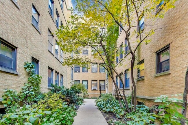 Photo - 636 W Waveland Ave Unidad 2E