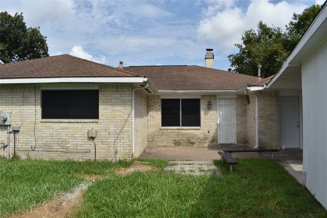 Building Photo - 10427 Huntington Wood Dr
