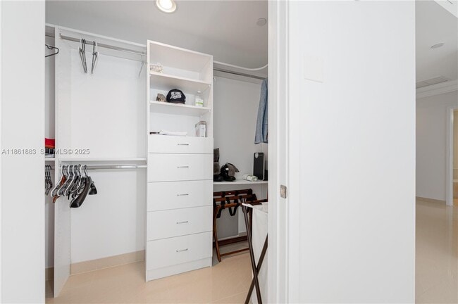 Building Photo - 5875 Collins Ave Unit 1202