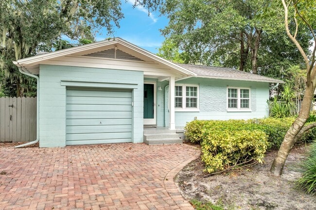 Stunning 3/2 Bungalow near the historic di... - Stunning 3/2 Bungalow near the historic di...