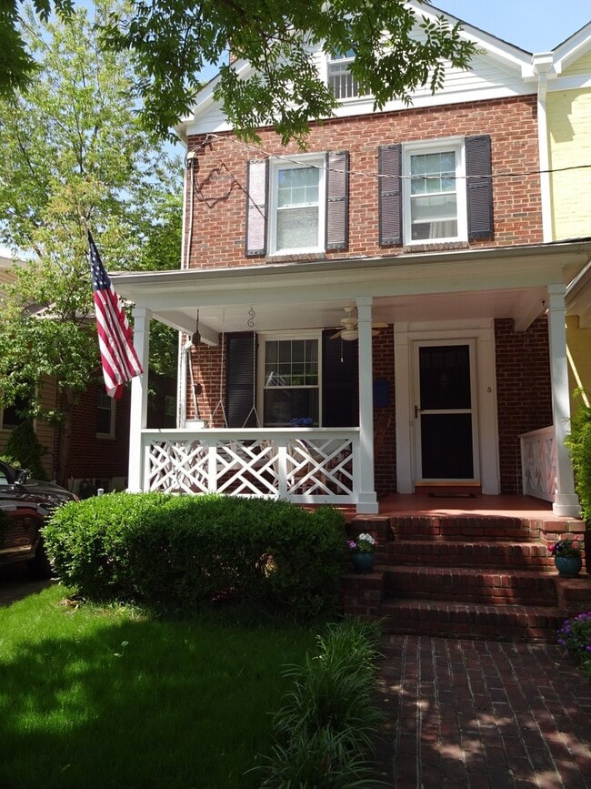 Beautiful Home with Fenced Yard in Rosemont! - Beautiful Home with Fenced Yard in Rosemont!