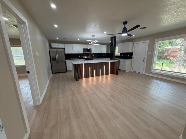 Building Photo - 302 N Cottonwood Dr