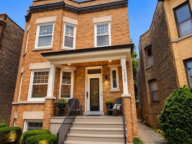 Building Photo - 1330 W Roscoe St Unit 2
