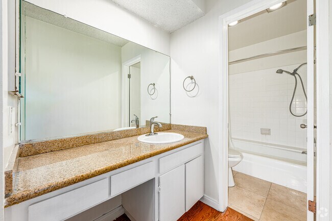 1BR, 1BA - 1,000SF - Bathroom