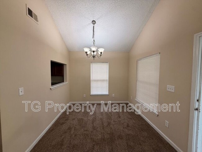 Photo - 747 Broxton St