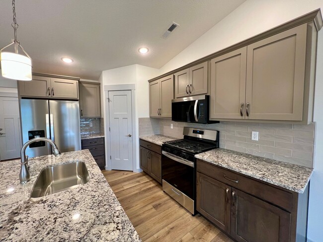 Newly built 3-bedroom duplex in Irvine Acres! - Newly built 3-bedroom duplex in Irvine Acres! Casa