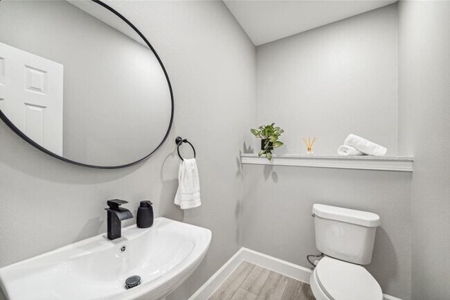 Photo - 982 Randolph St