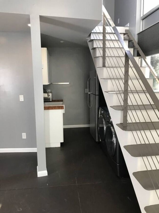 Photo - 832.5 Milton St