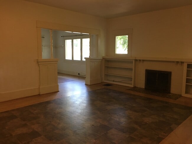 Photo - 6 Bedroom House near Downtown and Universi...