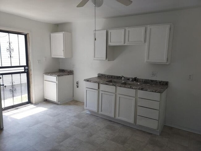 Photo - 974 Hovey St