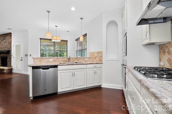 Photo - 549 Daventry Ct