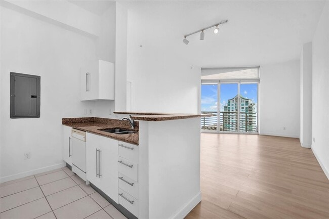 Building Photo - 325 S Biscayne Blvd Unit LPH17