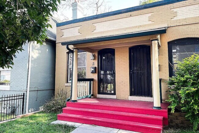 Building Photo - Cozy 1-Bedroom Townhouse Retreat with Granite Touches & Hardwood Elegance in Denver! Unit A