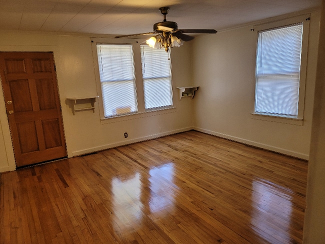 Photo - 312 Creps St