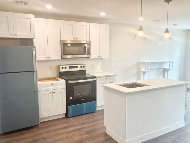 Building Photo - 2630 Ridge Ave Unit 2