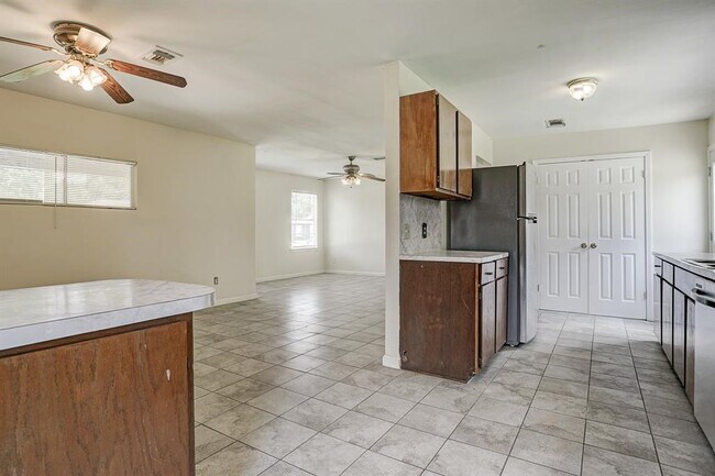 Photo - 910 Trimm Ave