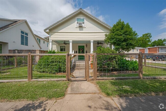 Building Photo - 845 Columbia St Unit B Rental