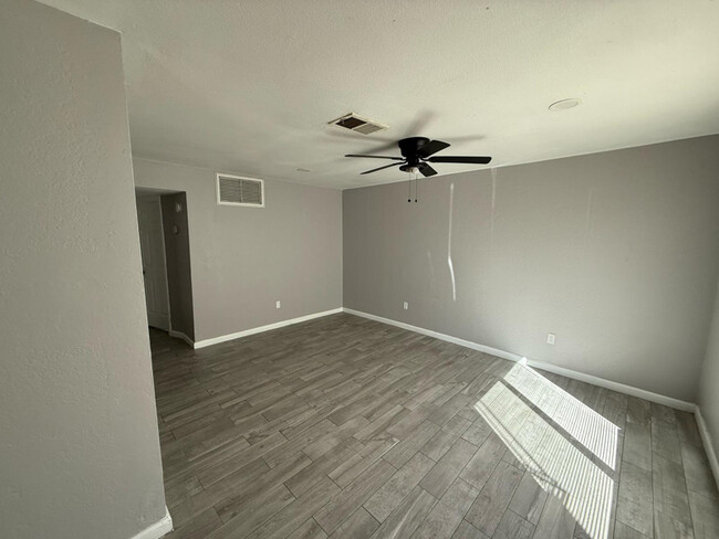 Building Photo - 1819 N 40th St Unit B15