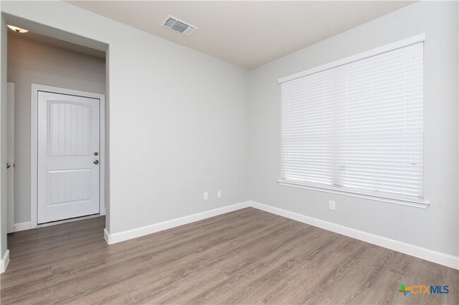 Building Photo - 5114 Dauphin Dr Rental