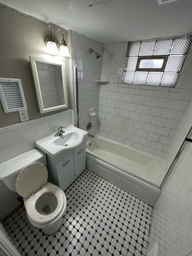 1909 W Greenfield Ave. (Duplex) Apartment Milwaukee, WI