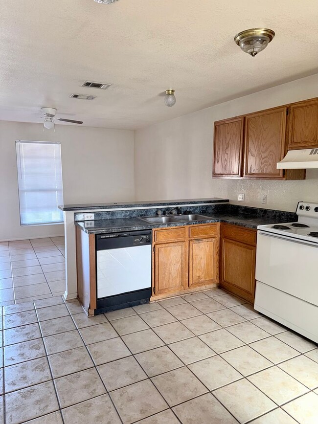 Photo - 1102 Leslie Cir Unidad B