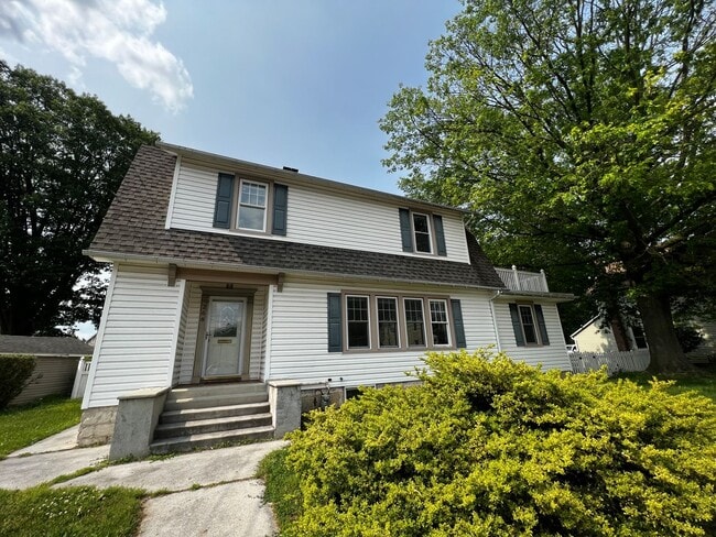 Building Photo - Beautiful 4 Bedroom 1.5 Bath in Marietta !