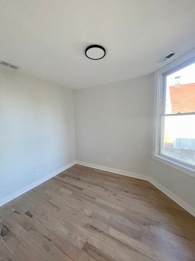 Photo - 3006 N Troy St Unidad Floor 1