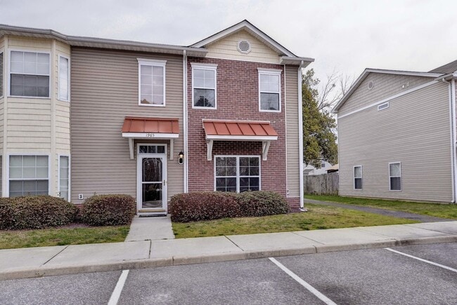 Photo - Spacious 3 Bedroom 2.5 Townhome Near Fort Eustis - Granite Kitchen & Fenced In Backyard