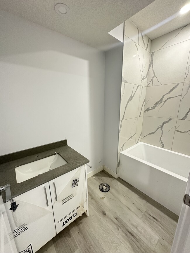 Photo - 1460-1422 22 St NW