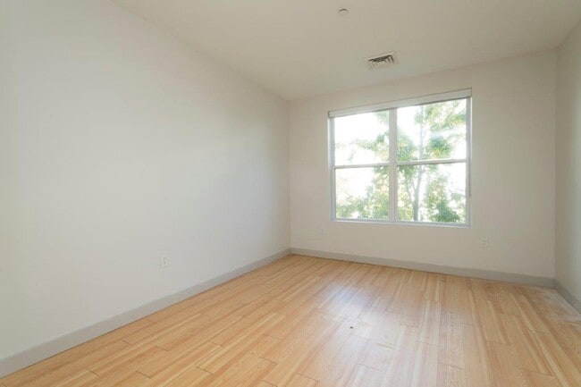 Photo - 320 D St Unidad 337