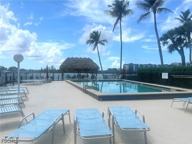 60 W Pelican St Unit 202