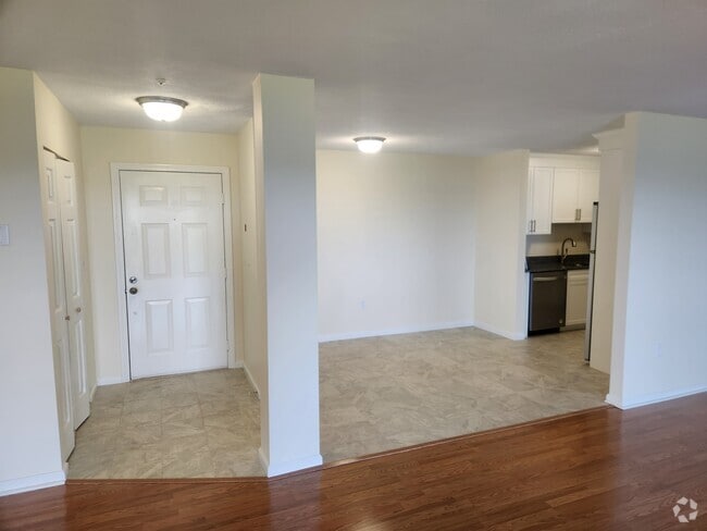 Dining Area & Kitchen-new tile - Eastbay at Weymouthport Rental