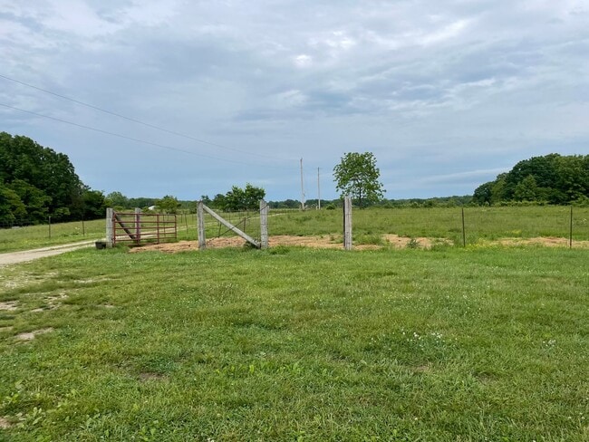 Photo - Country house retreat on 10 fenced acres for a hobby farm