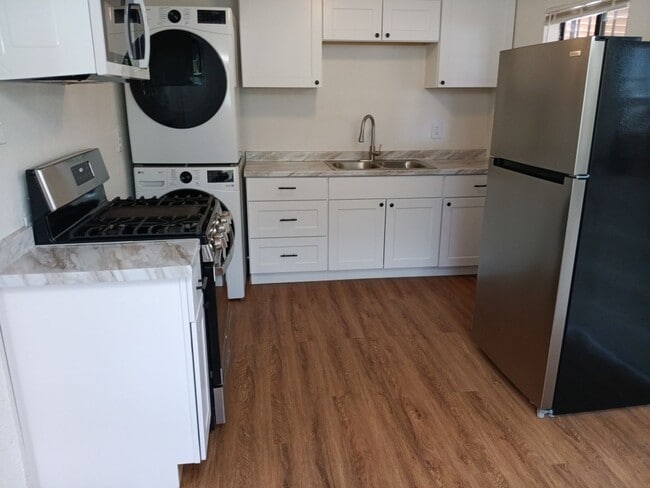 Photo - 3 Bedroom, 1 Bathroom Home! Schedule a Showing Soon!
