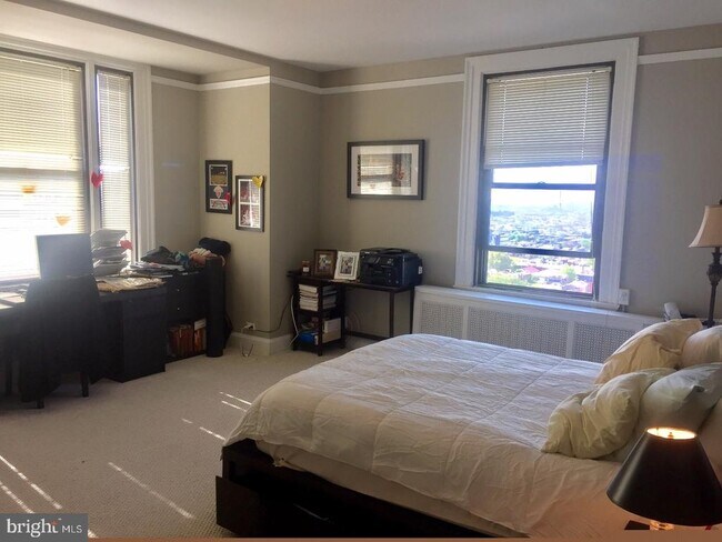 Building Photo - 2031 Locust St Unit 1701