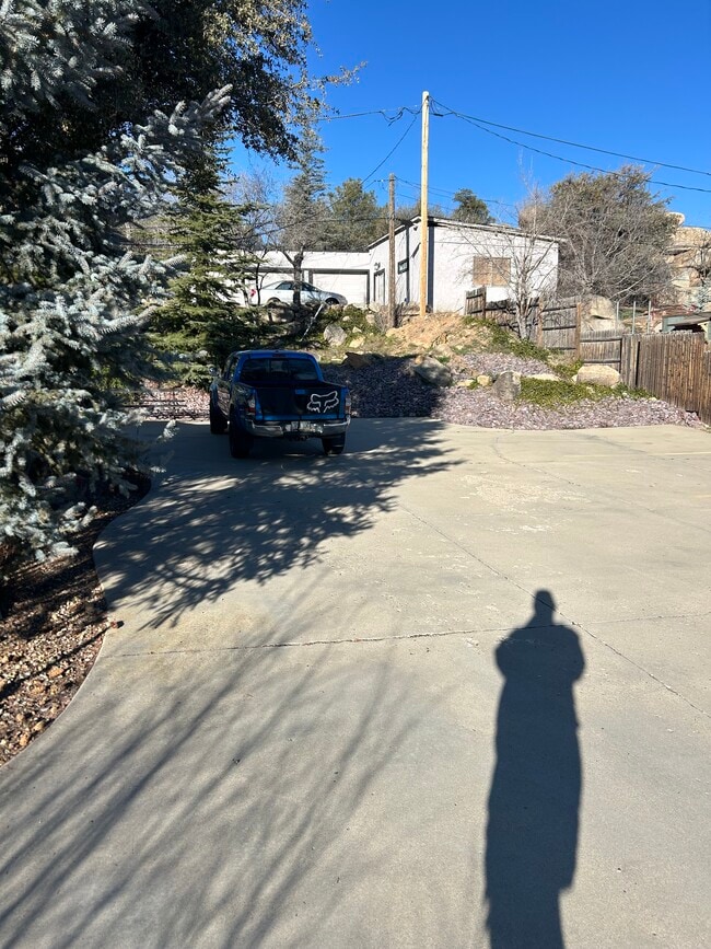 Amplio estacionamiento - 114 Brush St