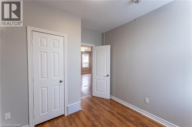 Photo - 141 Wellington St N