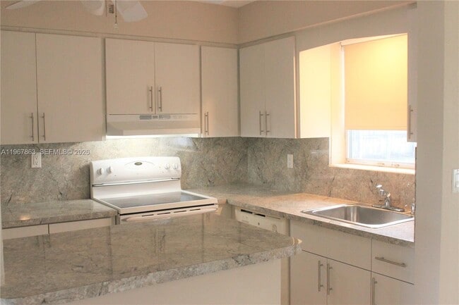 Photo - 1900 N 32nd Ct