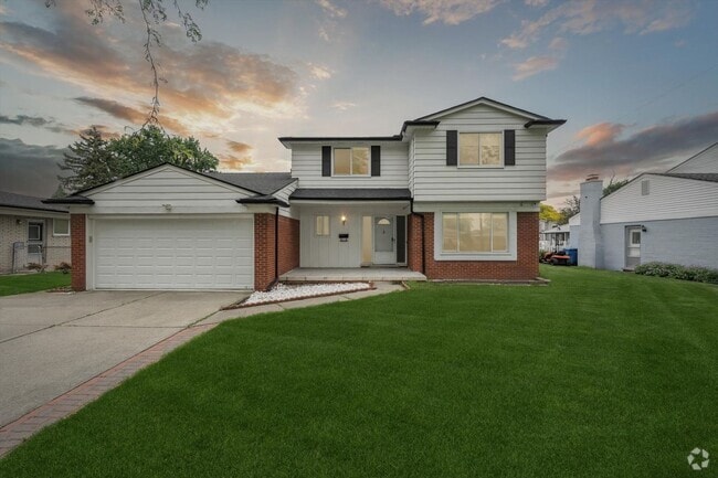 Building Photo - Move-In Ready 4 bedroom, 3 bathroom Home i...
