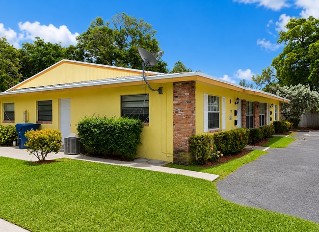 Building Photo - 3881 Riverside Dr Unit B