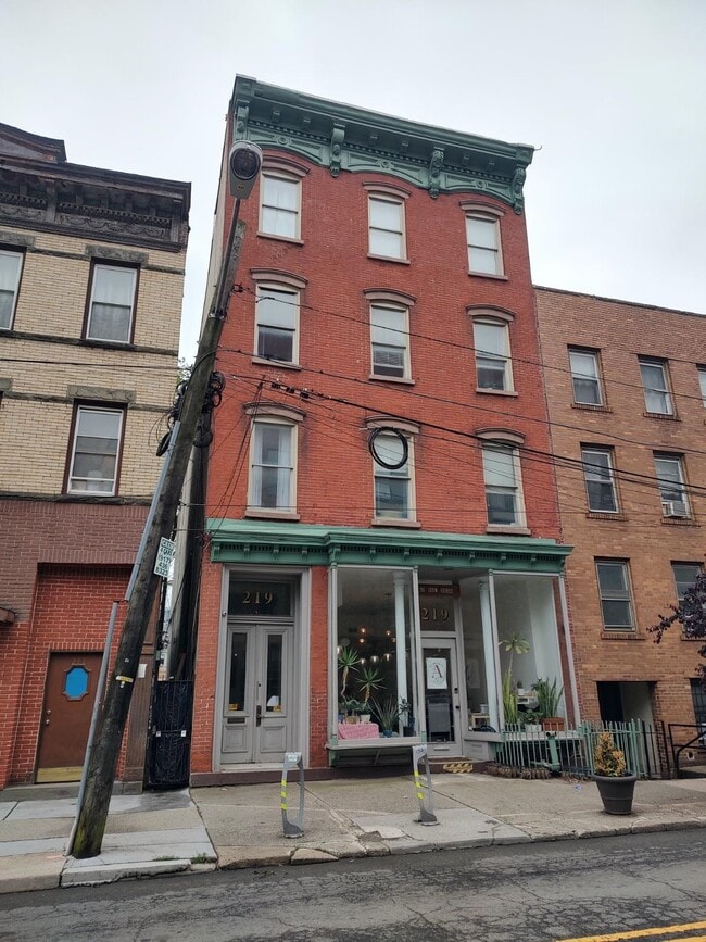 Building Photo - 219 Montgomery St Unit 3