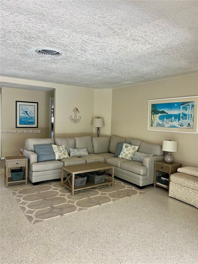 1241 Manor Dr