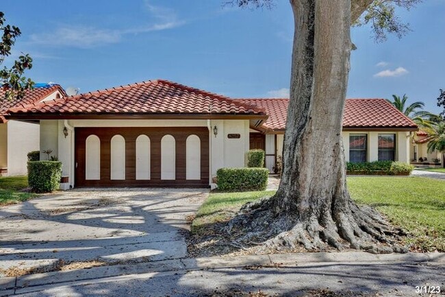 Building Photo - Gorgeous 2/2 Spacious Home with a Large Ba...