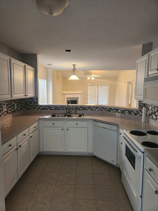 Photo - Lovely 2 Bedroom Bath