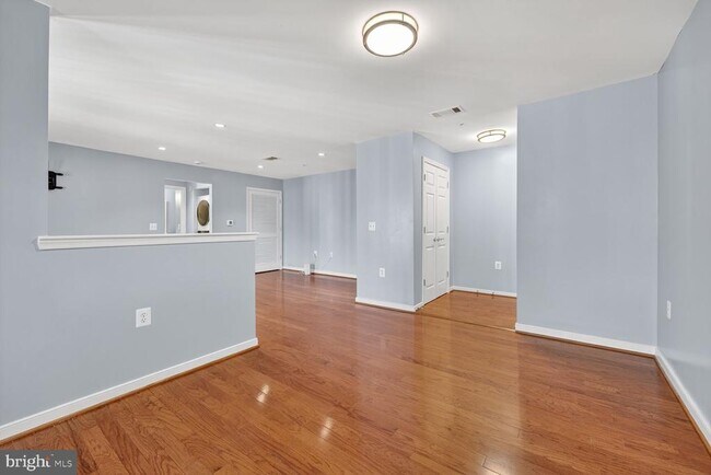 Building Photo - 4071 S Four Mile Run Dr Unit 401 Rental
