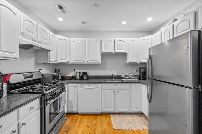 Photo - 320 W Broadway Apartment Unit 6
