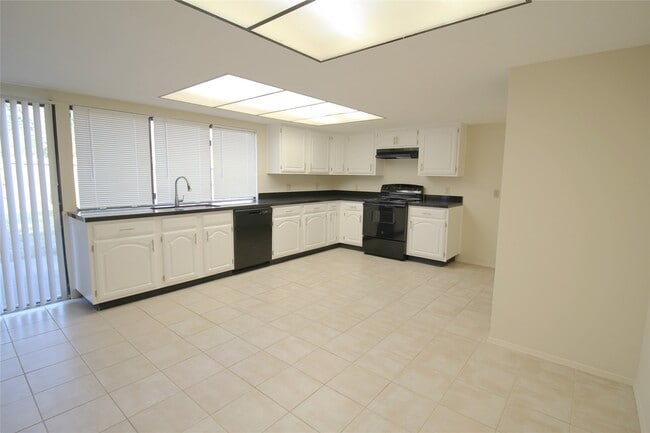 Building Photo - 5327 Karenbeth Dr