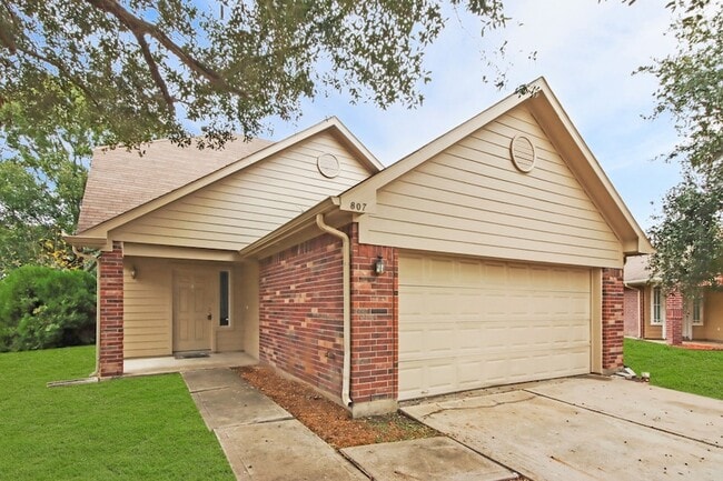 Building Photo - 807 Sycamore Ridge Ln